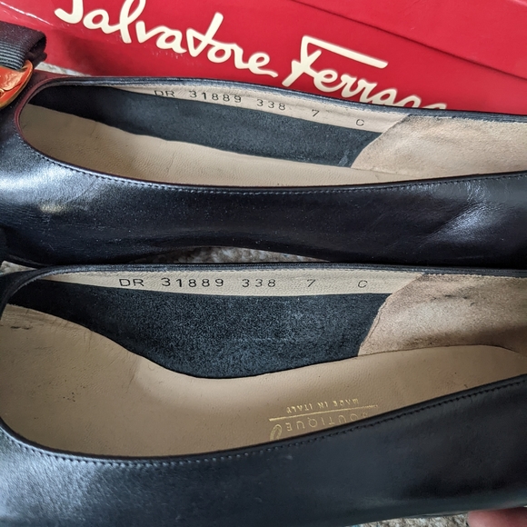 Salvatore Ferragamo Vara Pump - Picture 8 of 9